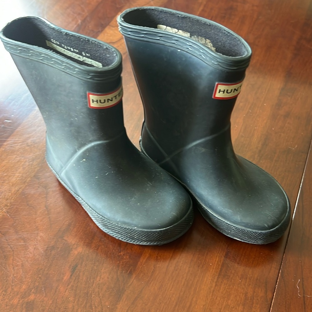 Kids Navy Hunter rain boots size 5